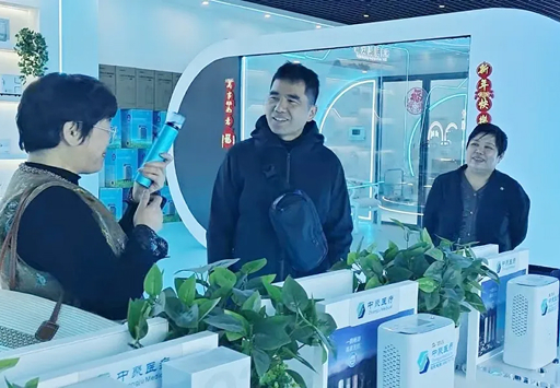 云端共话“氧”护新未来｜中山蔚来环境郑善金总莅临中聚医疗，深度考察手持2代富氧机