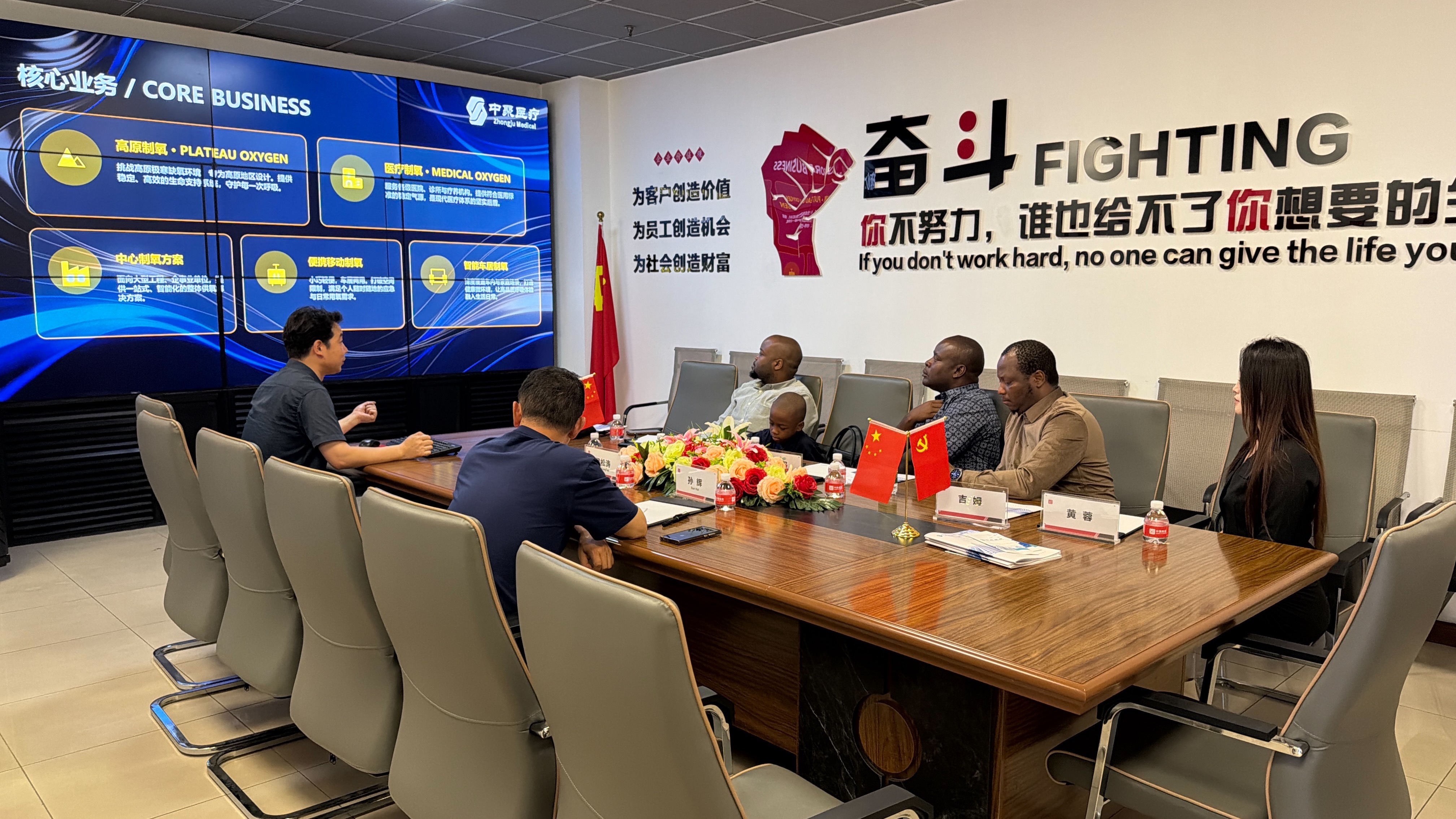 吉姆一行再访中聚医疗：深入体验核心产品，共探供氧设备全球合作新路径