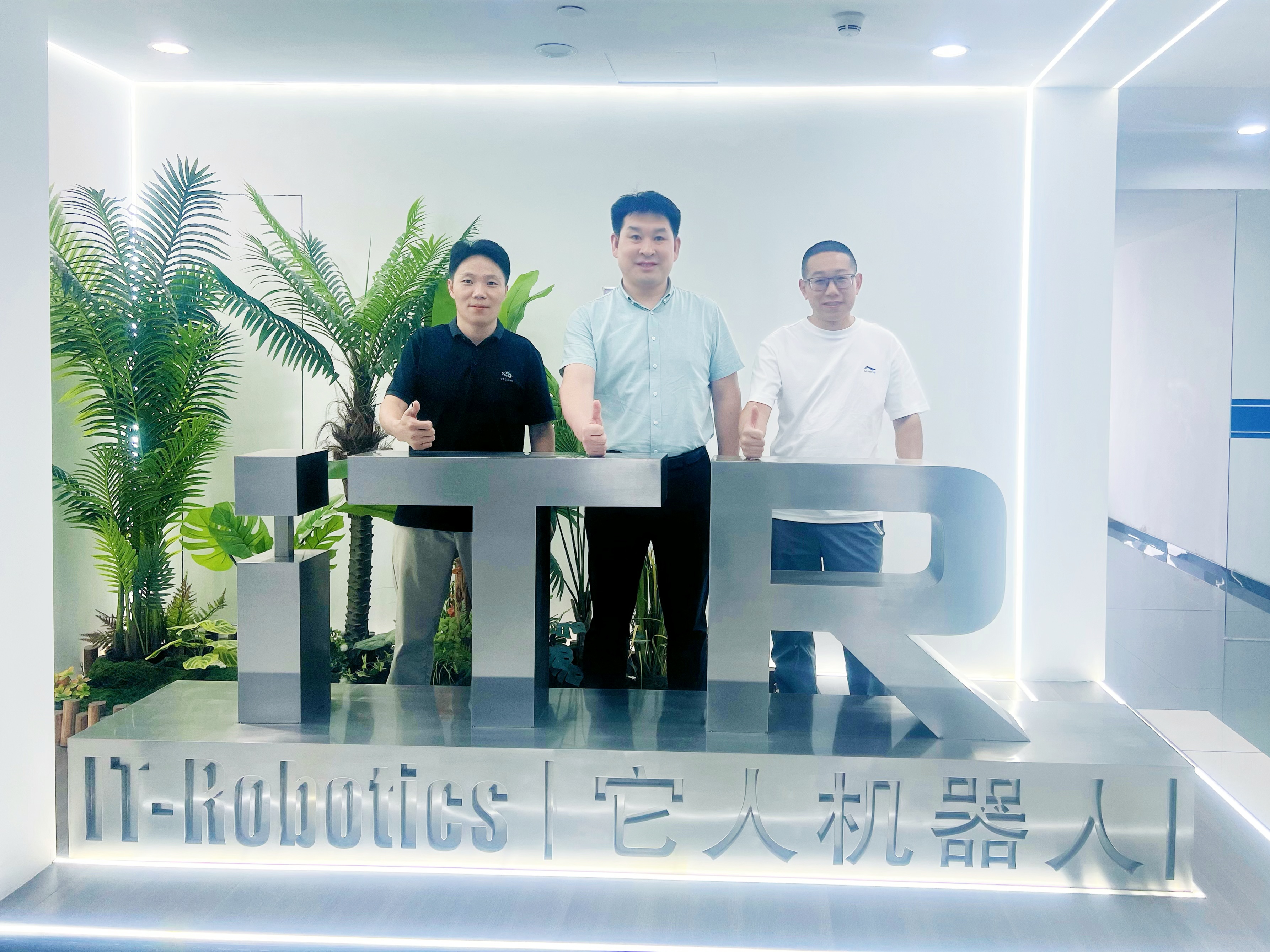 中聚集团总裁兼中聚医疗董事长王成走访考察校友企业杭州它人机器人技术有限公司